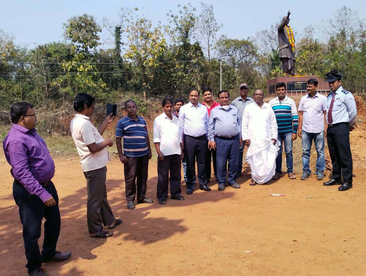 KOUSTUV GROUP PAYS TRIBUTE TO BIJU PATNAIK ON HIS 106TH BIRTH ANNIVERSARY
Koustuv Group of Institutions (KGI) paid rich tributes to legendary leader Biju Patnaik on his 106th birth anniversary.  His birthday is observed as ‘Panchayati Raj Diwas’ in Odisha. On this auspicious occasion, former Hon’ble Minister Dr. Damodar Rout garlands the statue of Biju Patnaik and offered floral tributes at Koustuv Technical Campus. In his address, he recalled some of his various landmark decisions taken during his lifetime and its long term positive impact on our society. Other dignitaries present and spoke in the remembrance, were Prof. (Dr.) Sadasiv Dash, GM administration KGI, Prof. (Dr.) Sujit Kumar Khuntia, Dean R&D COEB.