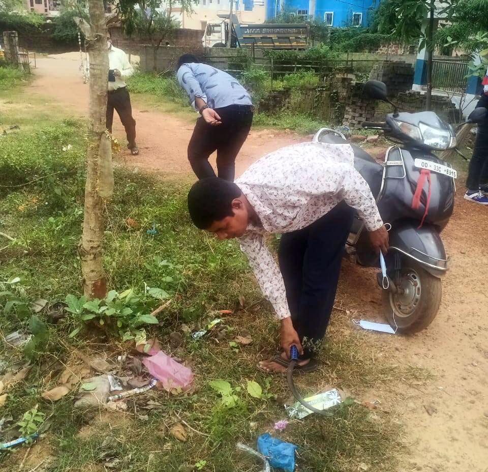 SWACHH BHARAT ABHIYAN
College of Engineering Bhubaneswar (COEB) organized a cleanness drive under Swachh Bharat Abhiyan at Shiv Temple, Kanan Vihar, Patia, Bhubaneswar on 28th October 2021 between 11.00 am to 01.00 pm
